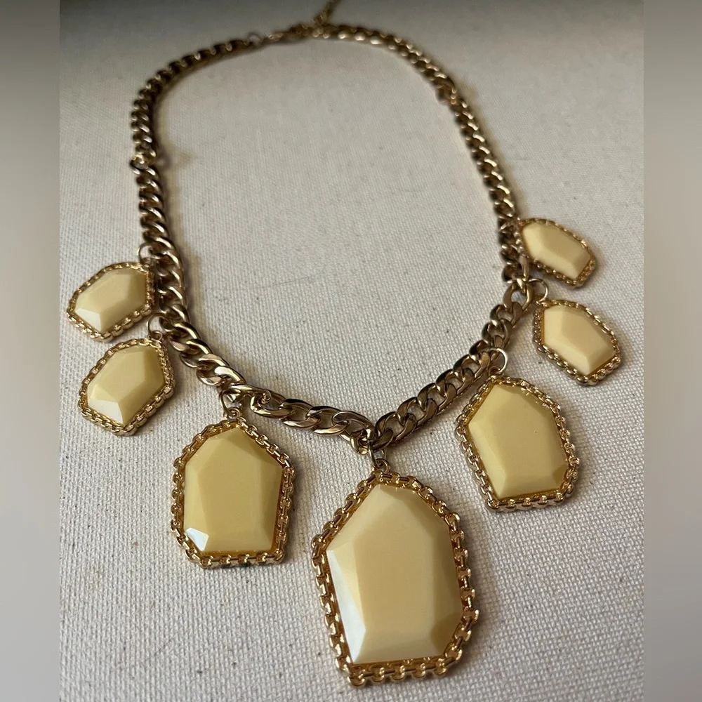 Vintage-Inspired Yellow Geometric Statement Necklace - Picture 4 of 4